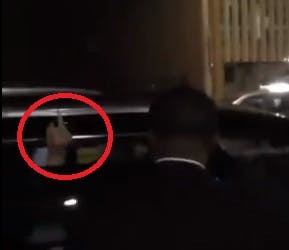 To gange gav James Cameron sine fans en fuckfinger.
