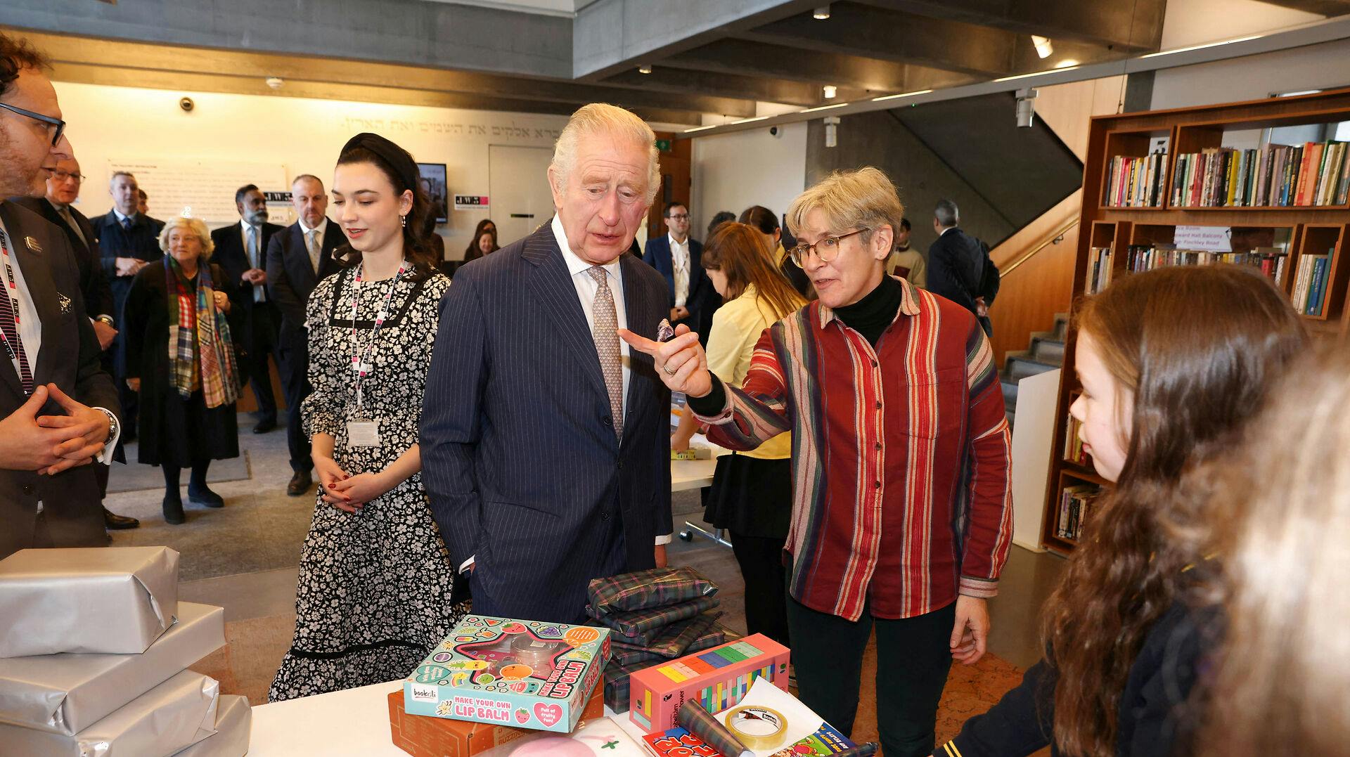 De flester kender kong Charles i rollen her - som manden, der klipper snore og smiler på kommando. Nu kan briterne fra 2024 tage ham med i lommen som både en seddel og mønter. Hvis de da ellers bruger den slags.