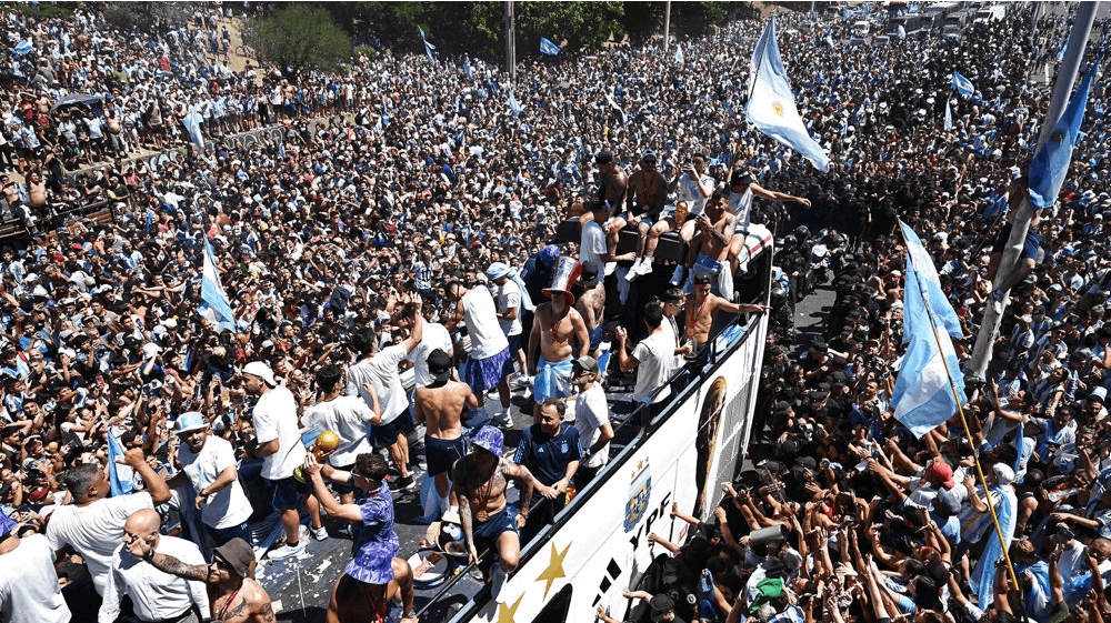 Op mod fem millioner mennesker har ifølge argentinsk politi fejret det hjemvendte landshold i Buenos Aires' gader tirsdag.