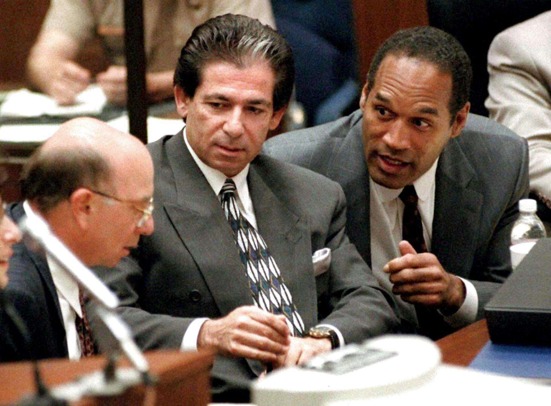 Khloé Kardashians biologiske far, Robert Kardashian (i midten), var en af O.J. Simpsons forsvarsadvokater i den opsigtsvækkende mordsag om drabet på Nicole Brown Simpson i 1994.&nbsp;
