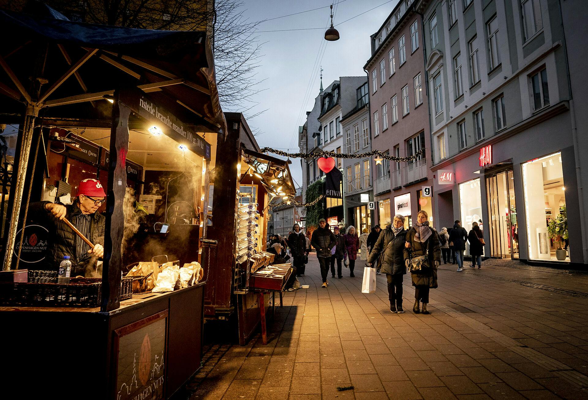Julelysene i København vil være tændt mellem klokken 15.00 og 21.00. Det bliver tændt på et senere tidspunkt end tidligere og i kortere tid for at spare energi.