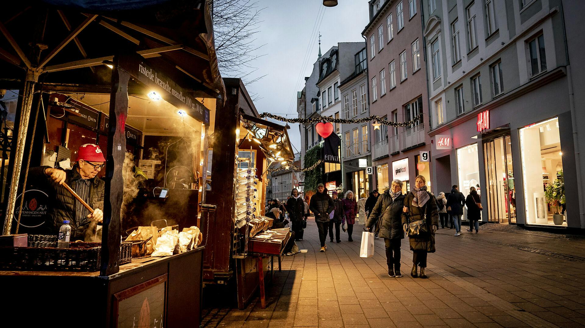 Julelysene i København vil være tændt mellem klokken 15.00 og 21.00. Det bliver tændt på et senere tidspunkt end tidligere og i kortere tid for at spare energi.