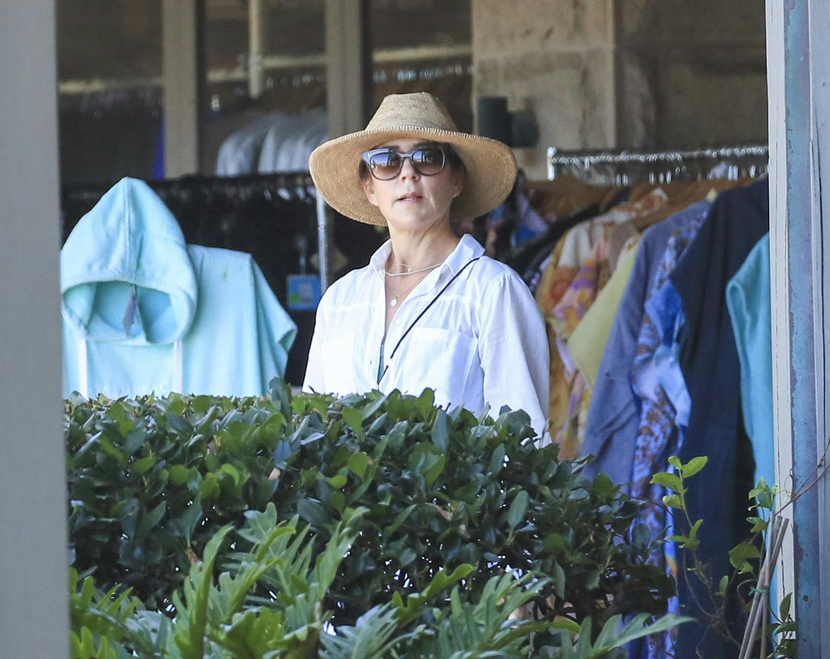 Kronprinsesse Mary skærmer sig mod den australske sommersol i både bredskygget hat og store solbriller. nbsp;