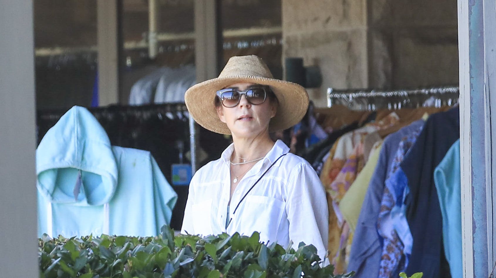 Kronprinsesse Mary skærmer sig mod den australske sommersol i både bredskygget hat og store solbriller. nbsp;