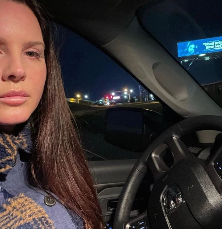 - Det er personligt, skriver Lana Del Rey kort og kontant under billedet af sig selv og verdens eneste reklame for hendes kommende album. Det hænger i ekskærestens hjemby. 