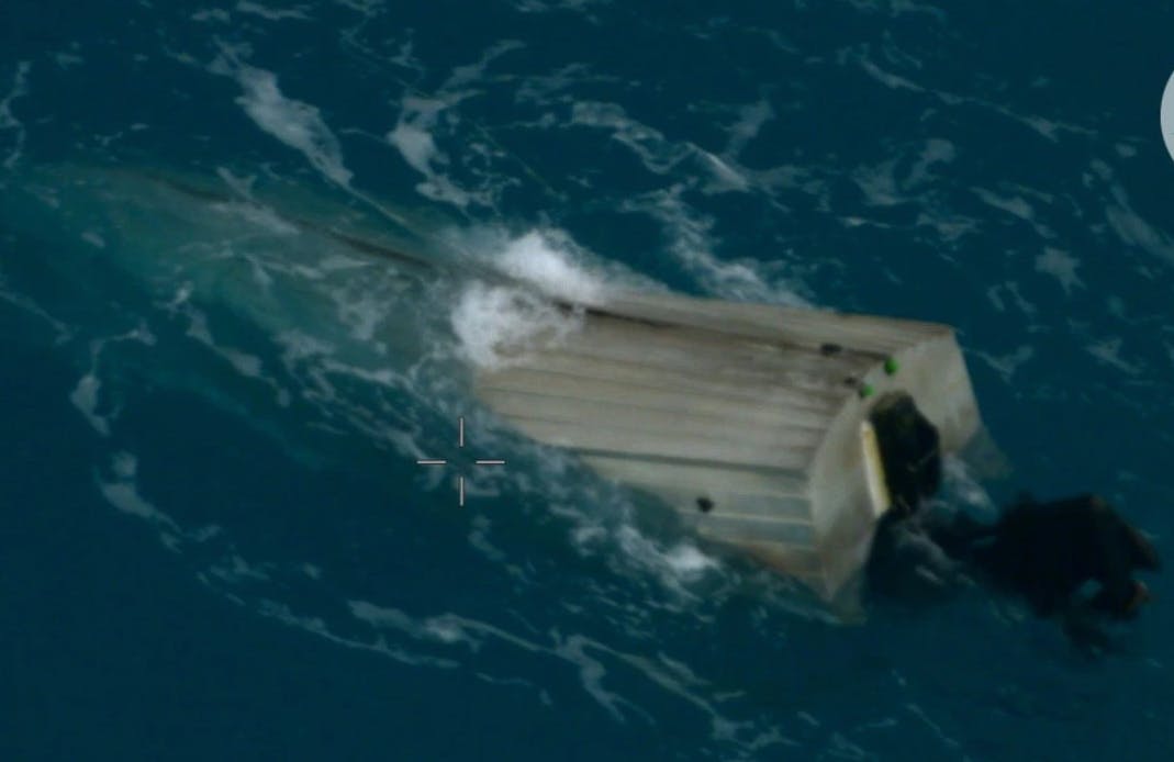 Først fandt redningsmandskabet den kæntrede båd - og kort efter fandt de så manden. Til alt held var han stadig i live.&nbsp;
