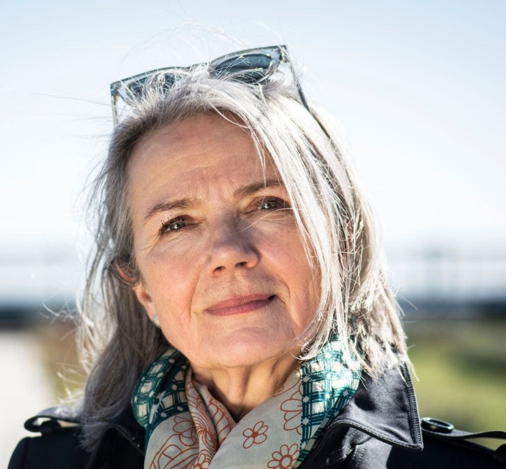 En stor pose penge ligger og venter på Vibeke Hastrup.