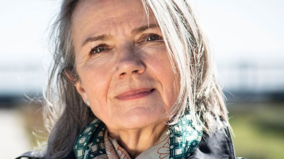 En stor pose penge ligger og venter på Vibeke Hastrup.