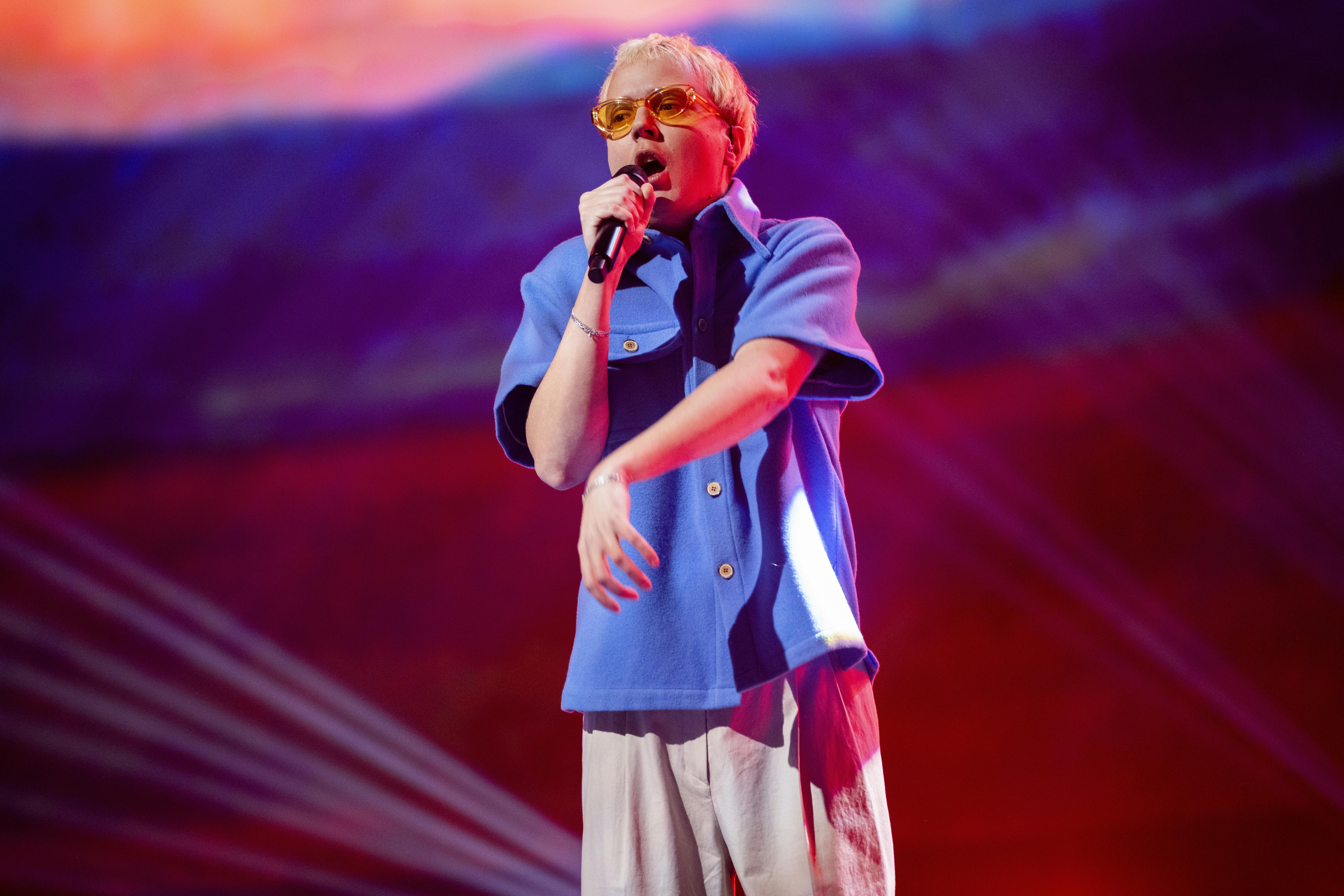 - Kærlighed til alle slags hager, lyder budskabet fra Andreas Odbjerg, der her optræder i forbindelse med "X Factor"-finalen i april. 
