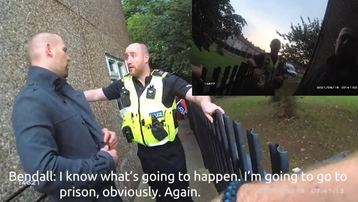 Helt henslængt fortæller Damien, at han har taget livet af fire mennesker: Sin gravide kæreste og tre børn.