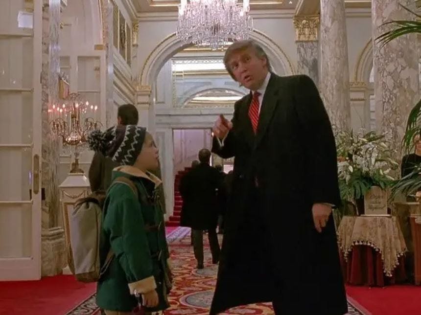 - Ned ad gangen og til venstre, lyder Donald Trumps replik i "Alene hjemme 2".

