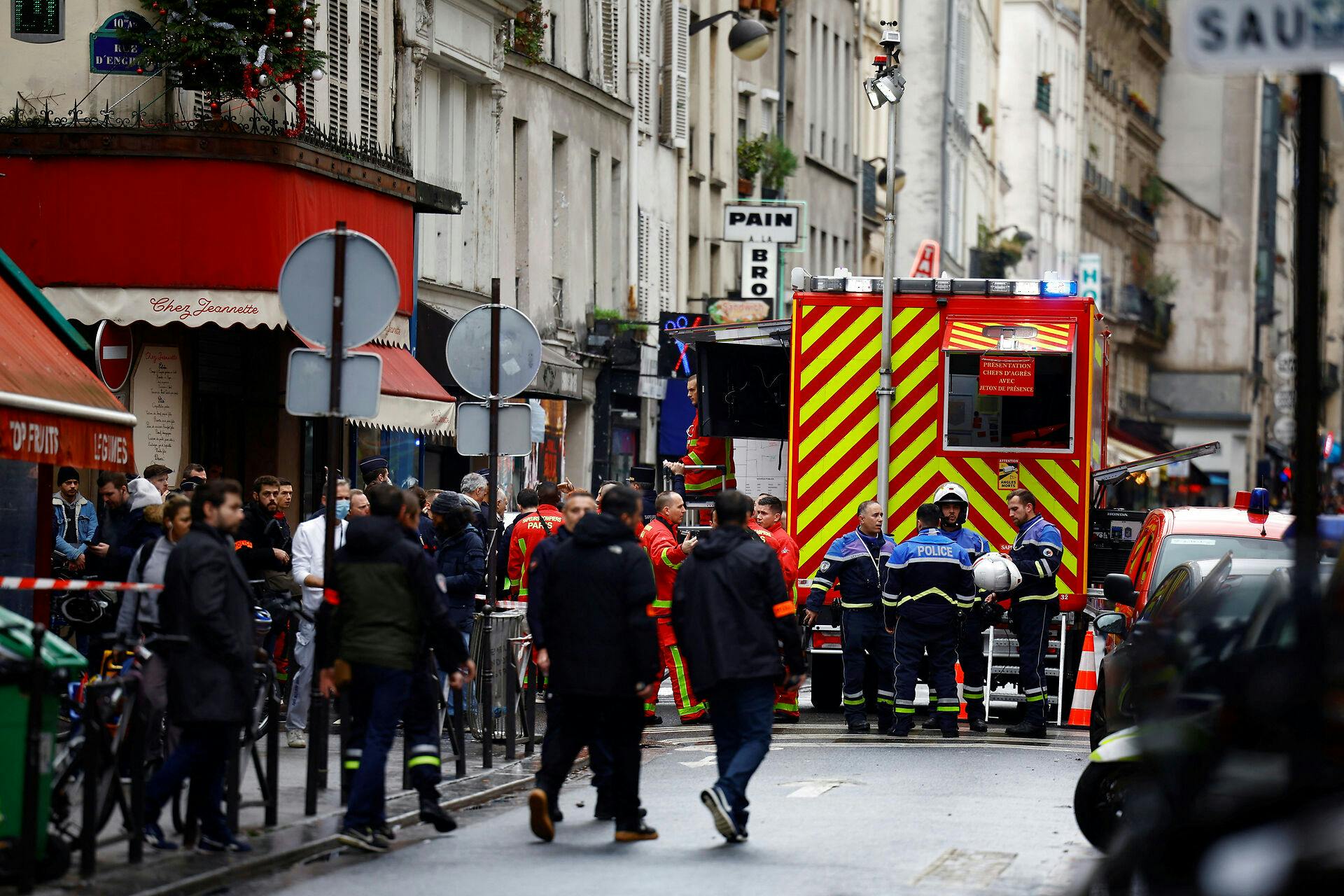 Der er kaos i Paris, hvor to personer meldes dræbt i et skyderi.