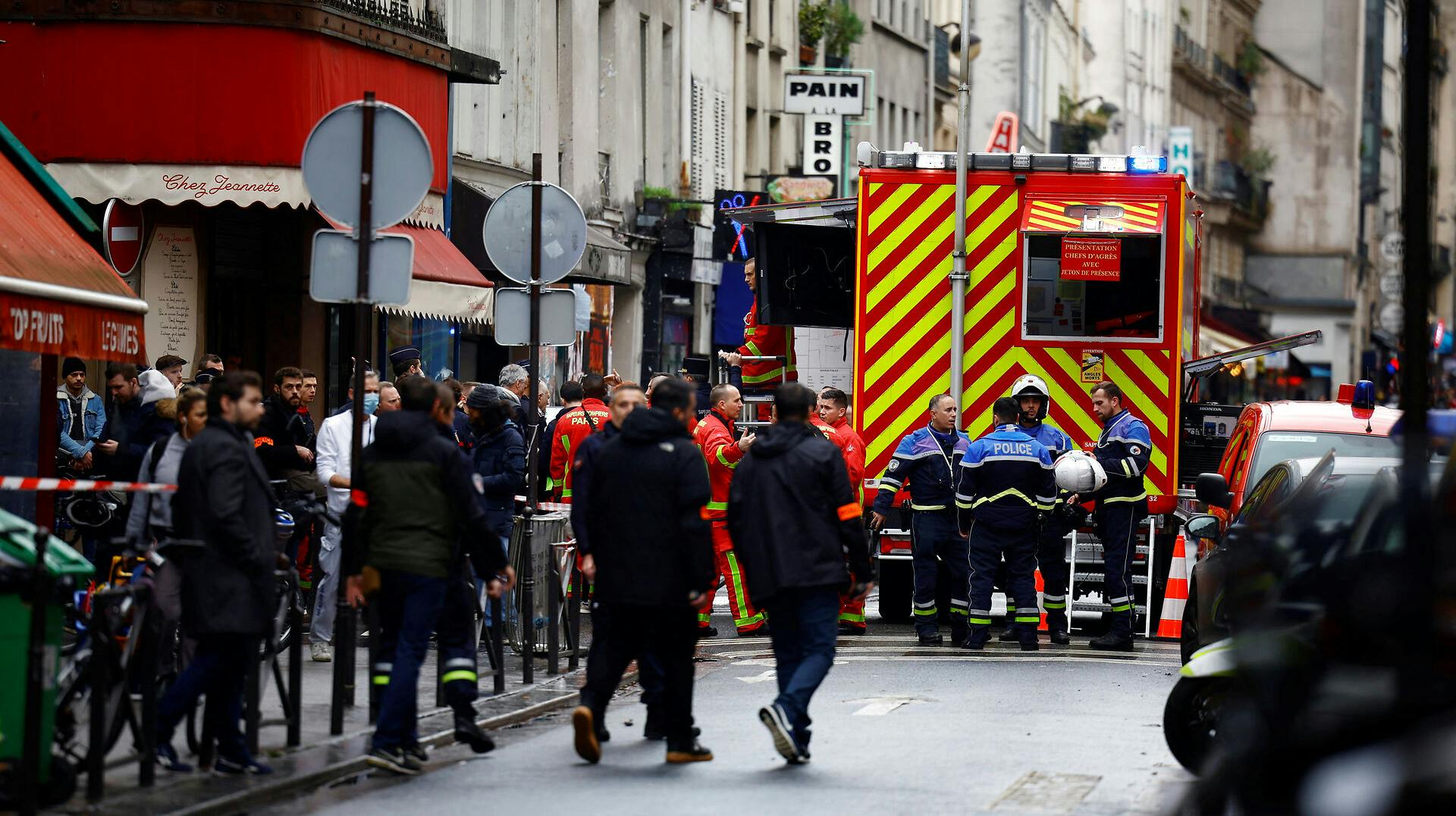 Der er kaos i Paris, hvor to personer meldes dræbt i et skyderi.