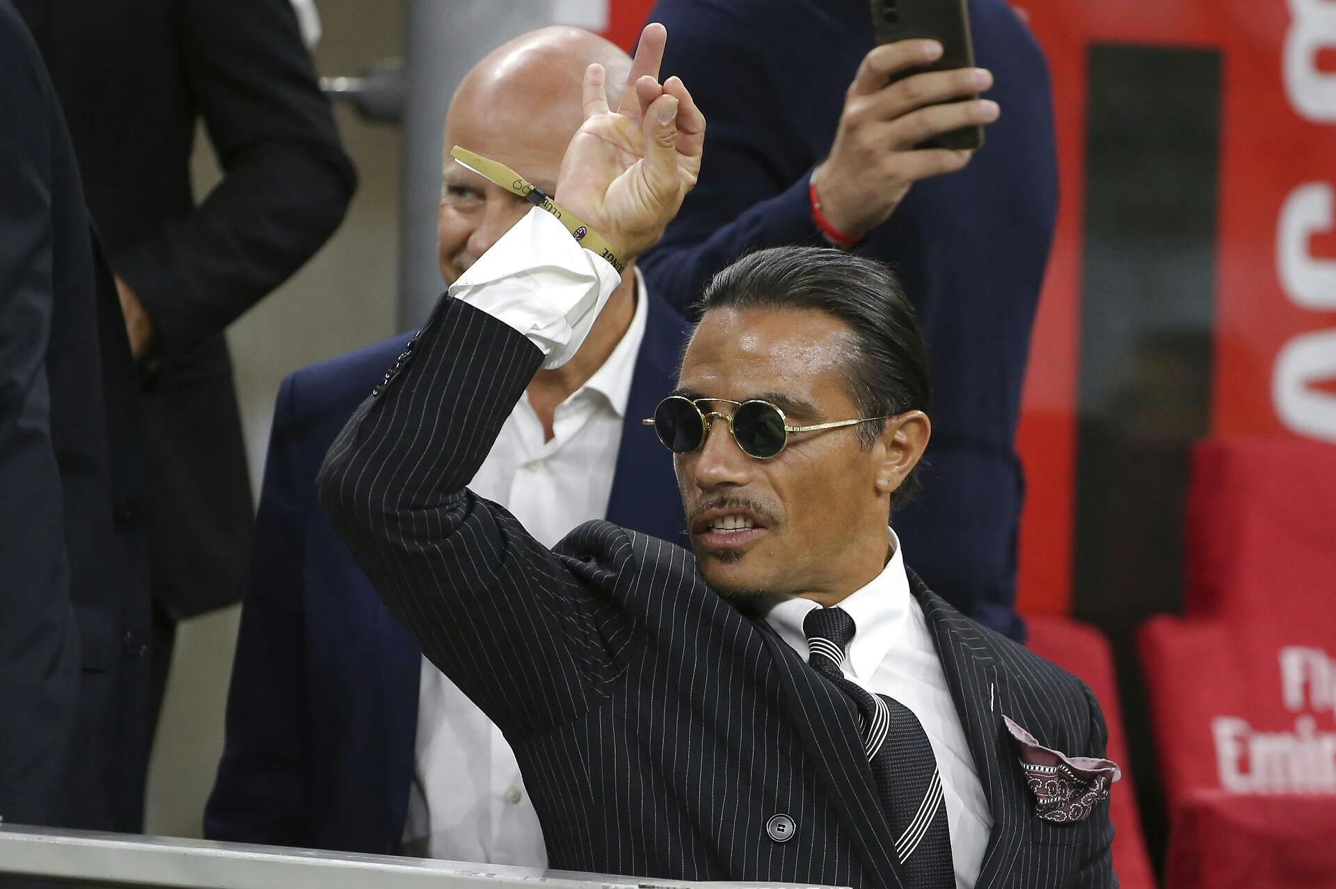 Kritikken er haglet ned over Salt Bae efter Argentinas VM-fejring. Nu er han blevet udelukket fra to turneringer.&nbsp;