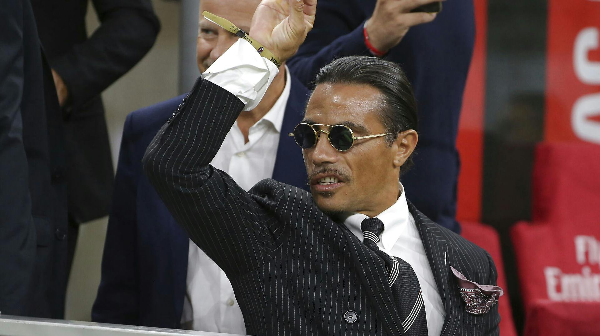 Kritikken er haglet ned over Salt Bae efter Argentinas VM-fejring. Nu er han blevet udelukket fra to turneringer. 