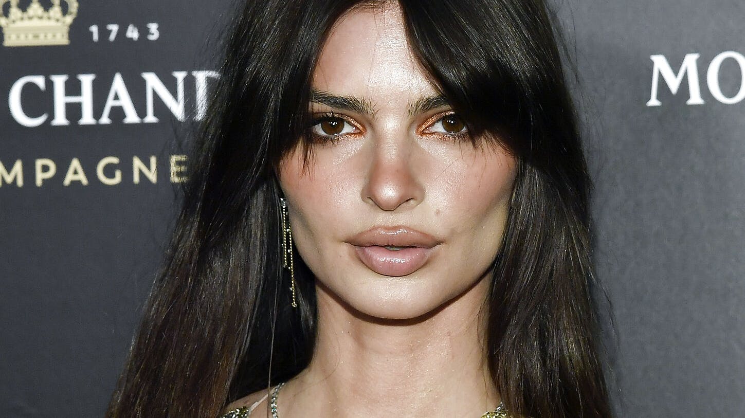 Emily Ratajkowski kysser nu på en 35-årige kunstner.