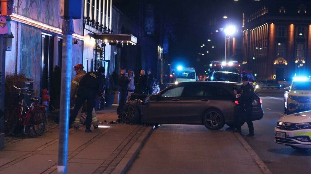 En personbil har fredag aften ramt tre personer mellem Københavns Hovedbanegård og Tivoli.