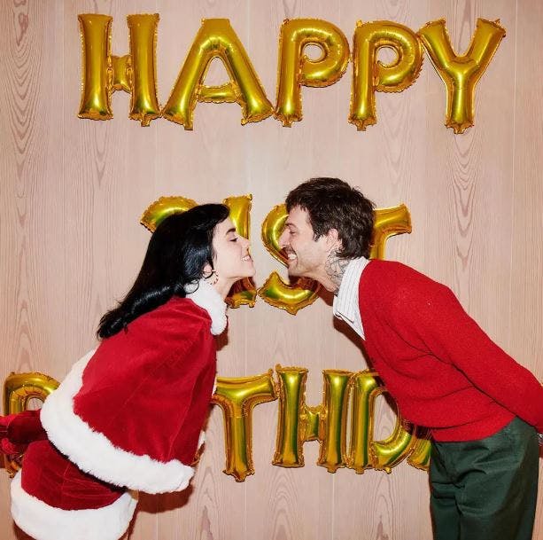 Billies nye kæreste, Jesse Rutherford, var klædt i et matchende juleoutfit - minus det sexede. 