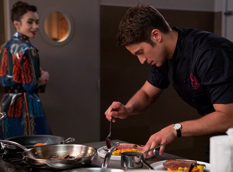 Lucas Bravo, som spiller Gabriel, trækker på sine tidligere erfaringer som rigtig kok.&nbsp;

