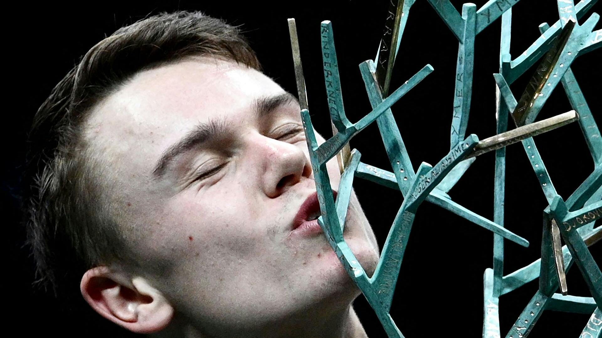 Noget tyder på, at Holger Rune ikke er helt færdig med at kysse på trofæer, i hvert fald hvis man spørger trænere. 