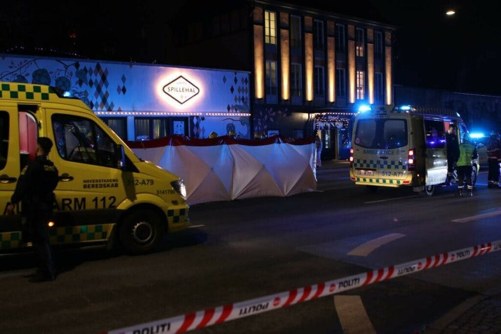 En personbil påkørte to personer foran Tivoli i København.