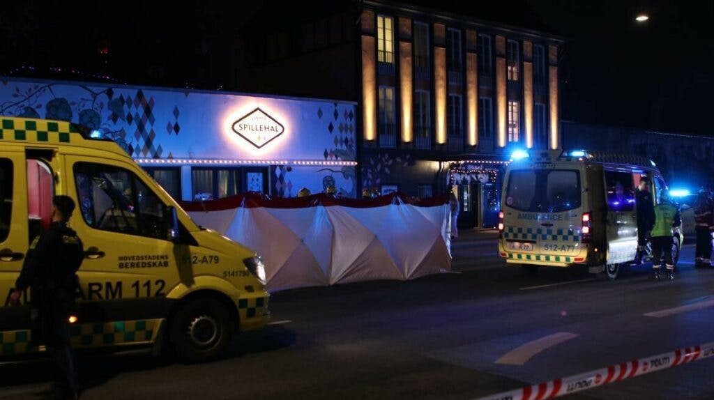 En personbil påkørte to personer foran Tivoli i København.