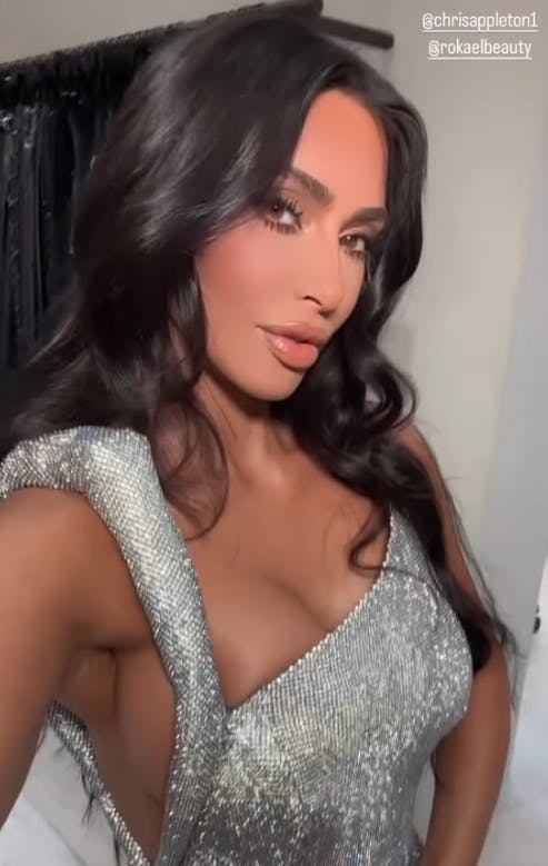 Sådan ser det nye hår altså ud på Kim Kardashian.

