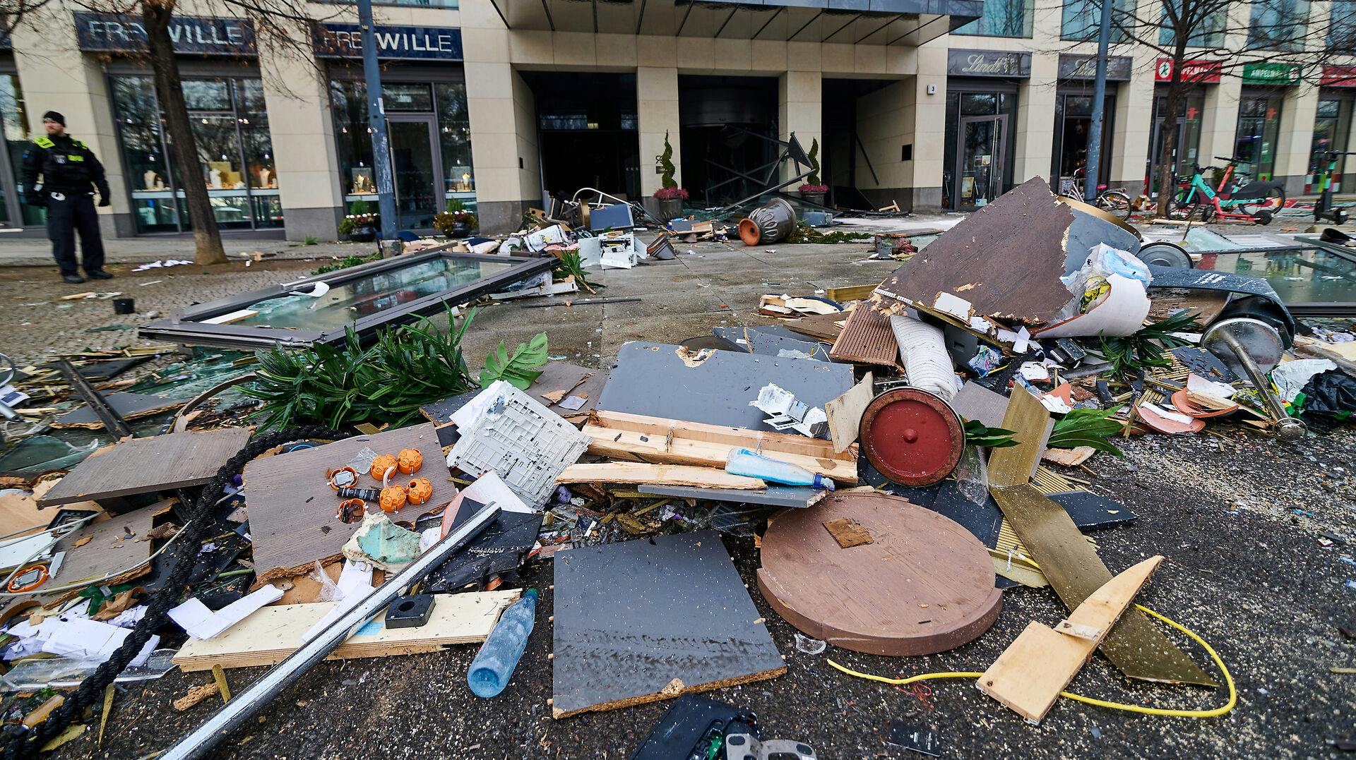 Eksplosionen sendte vand og affald ud i Berlins gader.