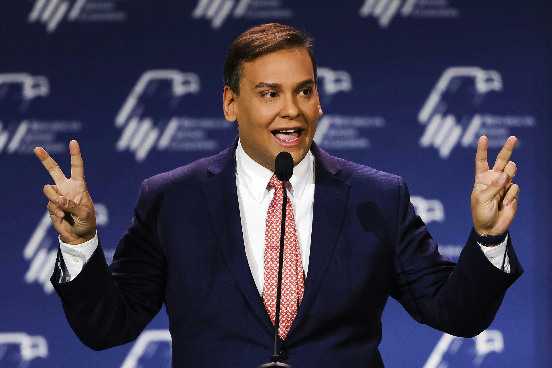 George Santos tilhører Donald Trumps parti. Og hans forhold til sandheden er lige så betændt, som den nu forhenværende præsidents.