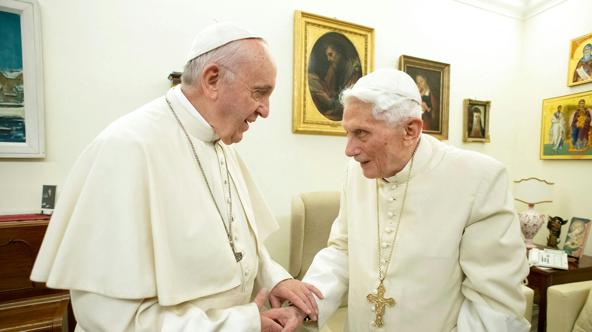 Allerede i 2018 svigtede helbredet pave Benedikt XVI (t.h.). Her ses han med den nuværende pave Frans.