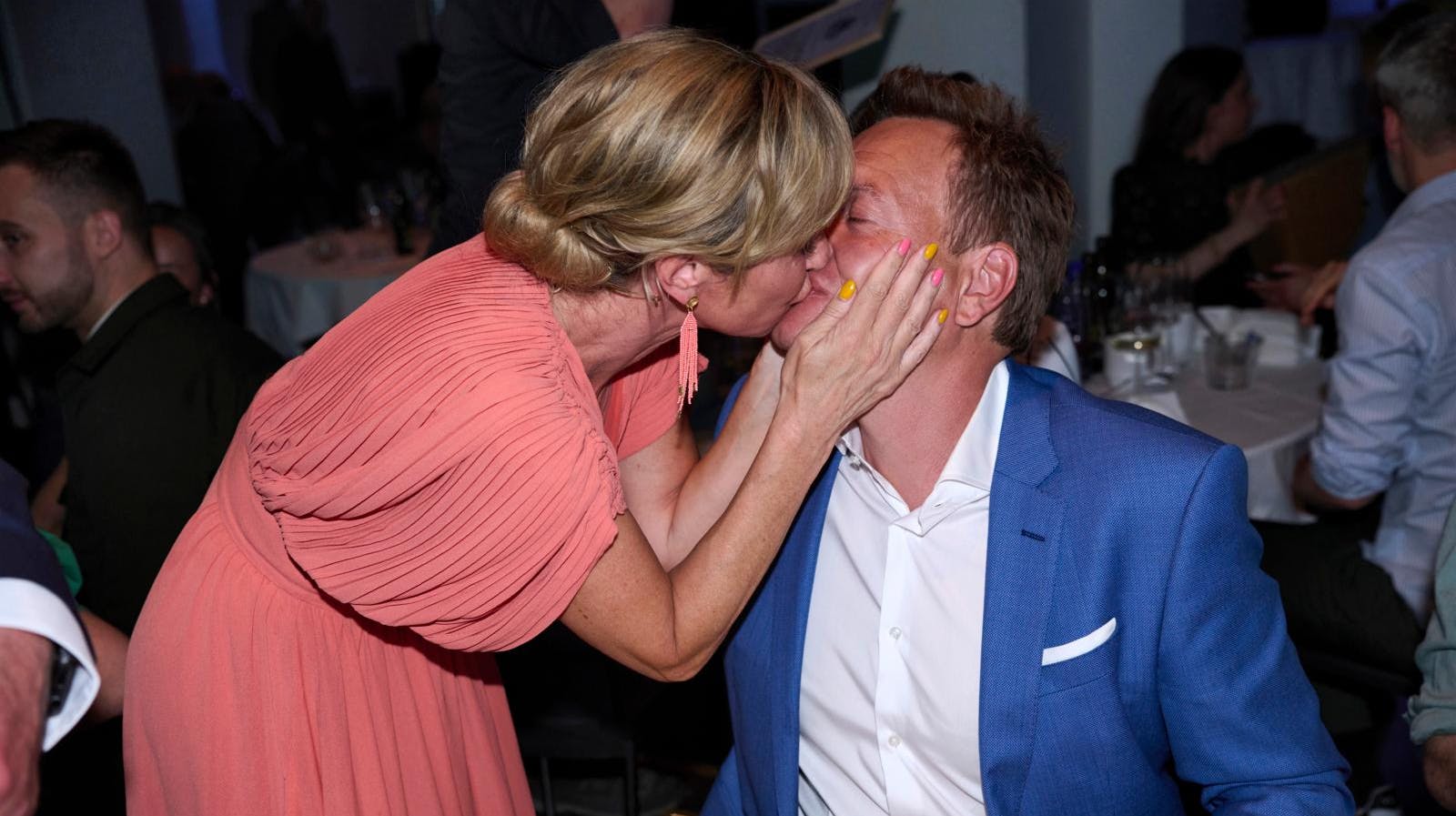 Kærligheden mellem Natasja Crone og Rasmus Tantholdt er meget stærk. Også når de lever livet i hver deres verden.