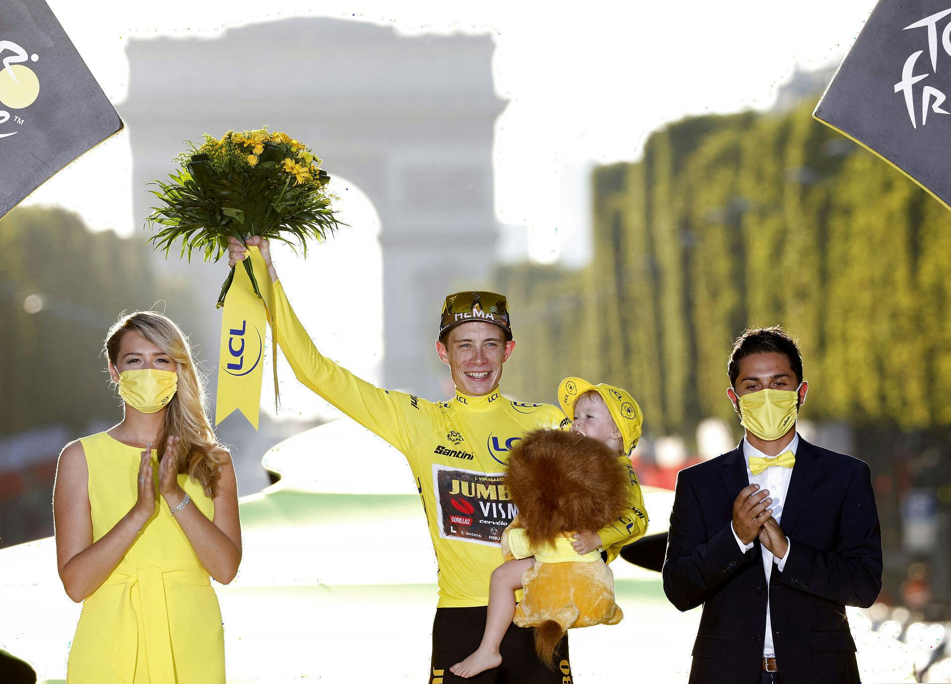 Lille Frida var med farmand Jonas Vingegaard hele vejen til podiet i Paris.
