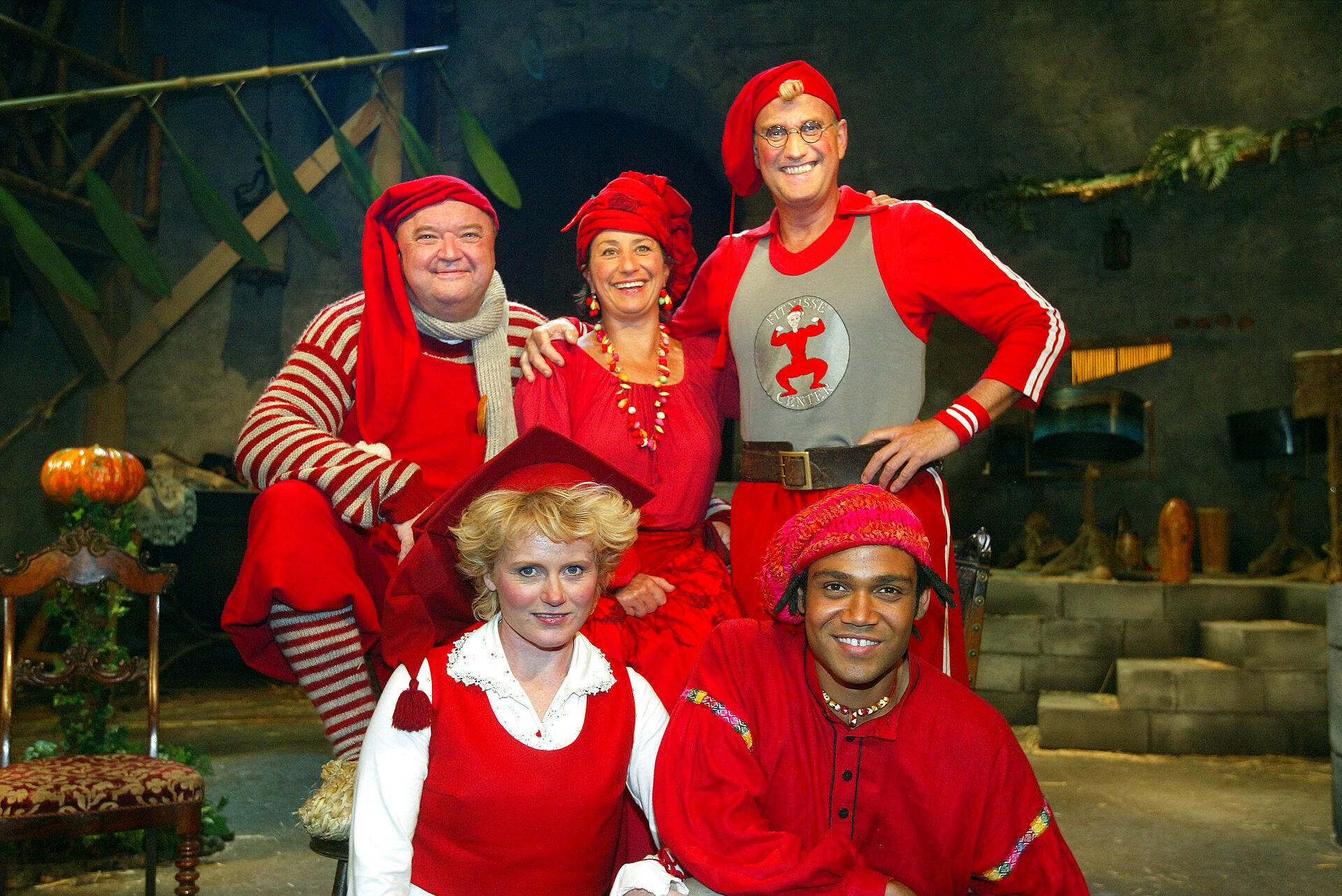 Flemming Jensen (øverst til venstre) spillede selv Lunte i de tre julekalendere om Nissebanden.