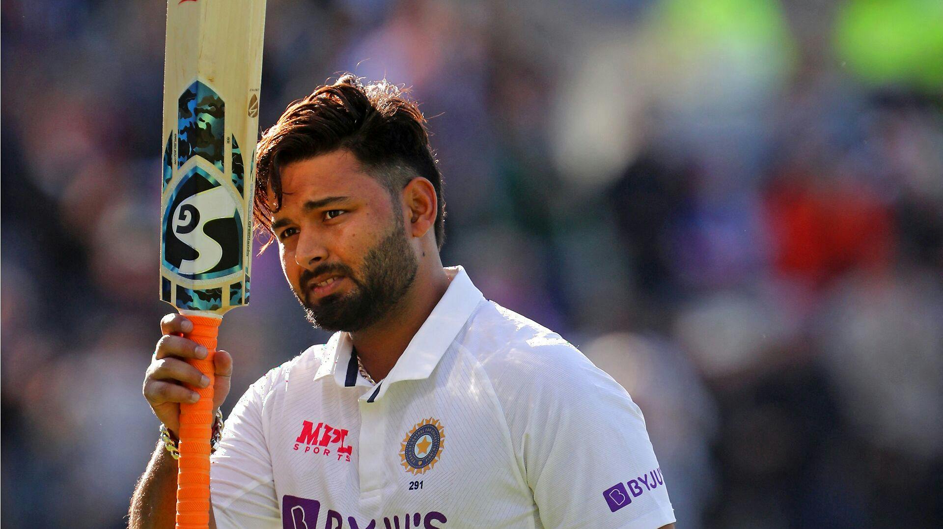 Cricketstjernen Rishabh Pant kørte fredag morgen galt i sin bil og var heldig at overleve. 