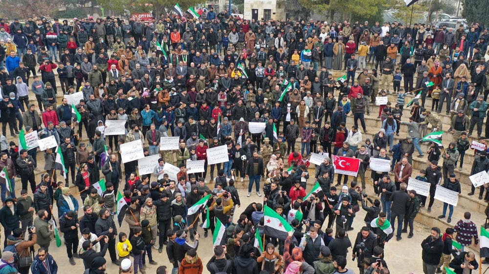 Der er mange grupperinger og mange spændinger i Ykrit, Demonstranter protesterer mod en tilnærmelse mellem Syrien og Tyrkiets ledere.
