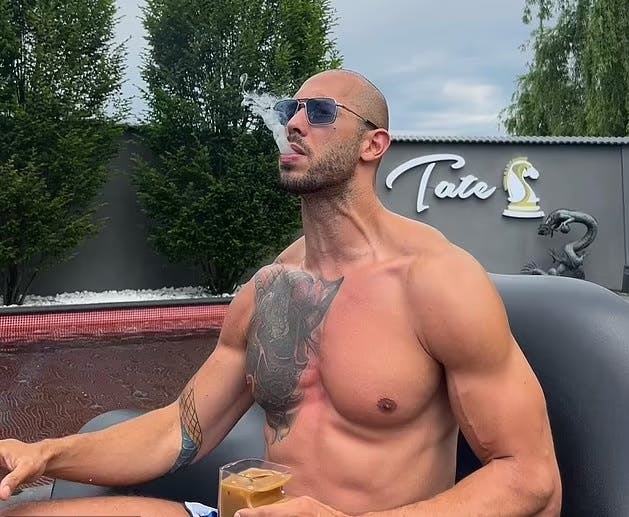 Andrew Tate bliver tilbageholdt i Rumænien efter alvorlige anklager.