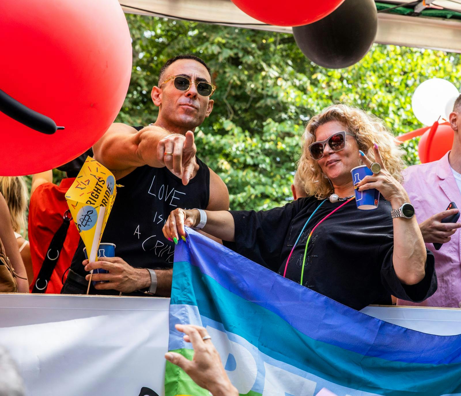 Sara Bro har samme forventninger til nytårsfesten, som her til Copenhagen Pride: Der skal være gang i den!