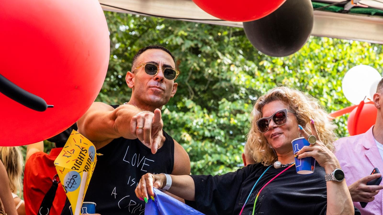 Sara Bro har samme forventninger til nytårsfesten, som her til Copenhagen Pride: Der skal være gang i den!