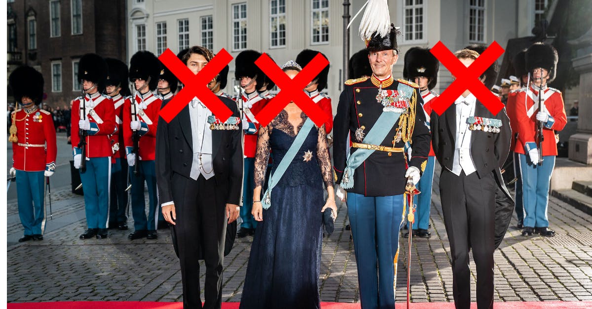 Prins Joachim møder alene op i morgen, hvor hans to sønner Felix og Nikolai også har mistet deres prinsetitler. Dermed slipper Marie også for at skulle på den røde løber samme dag, som sønnerne og lillesøsteren Athena har mistet titlerne.