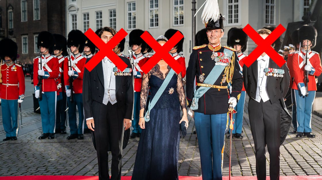 Prins Joachim møder alene op i morgen, hvor hans to sønner Felix og Nikolai også har mistet deres prinsetitler. Dermed slipper Marie også for at skulle på den røde løber samme dag, som sønnerne og lillesøsteren Athena har mistet titlerne.