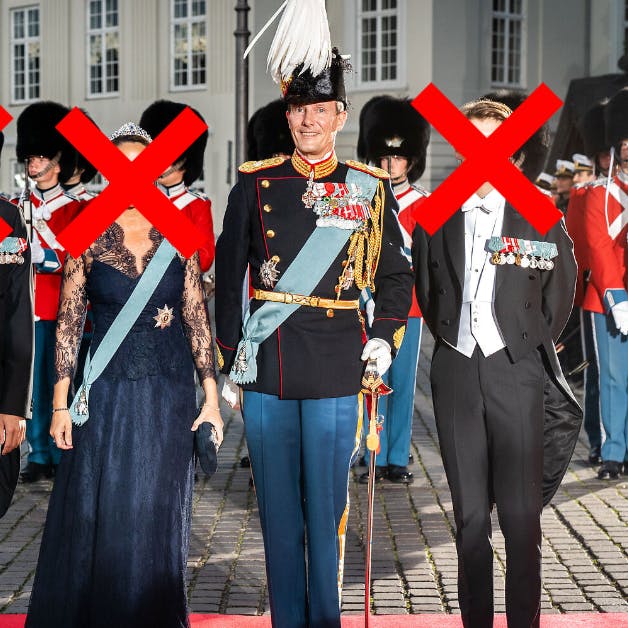 Prins Joachim møder alene op i morgen, hvor hans to sønner Felix og Nikolai også har mistet deres prinsetitler. Dermed slipper Marie også for at skulle på den røde løber samme dag, som sønnerne og lillesøsteren Athena har mistet titlerne.
