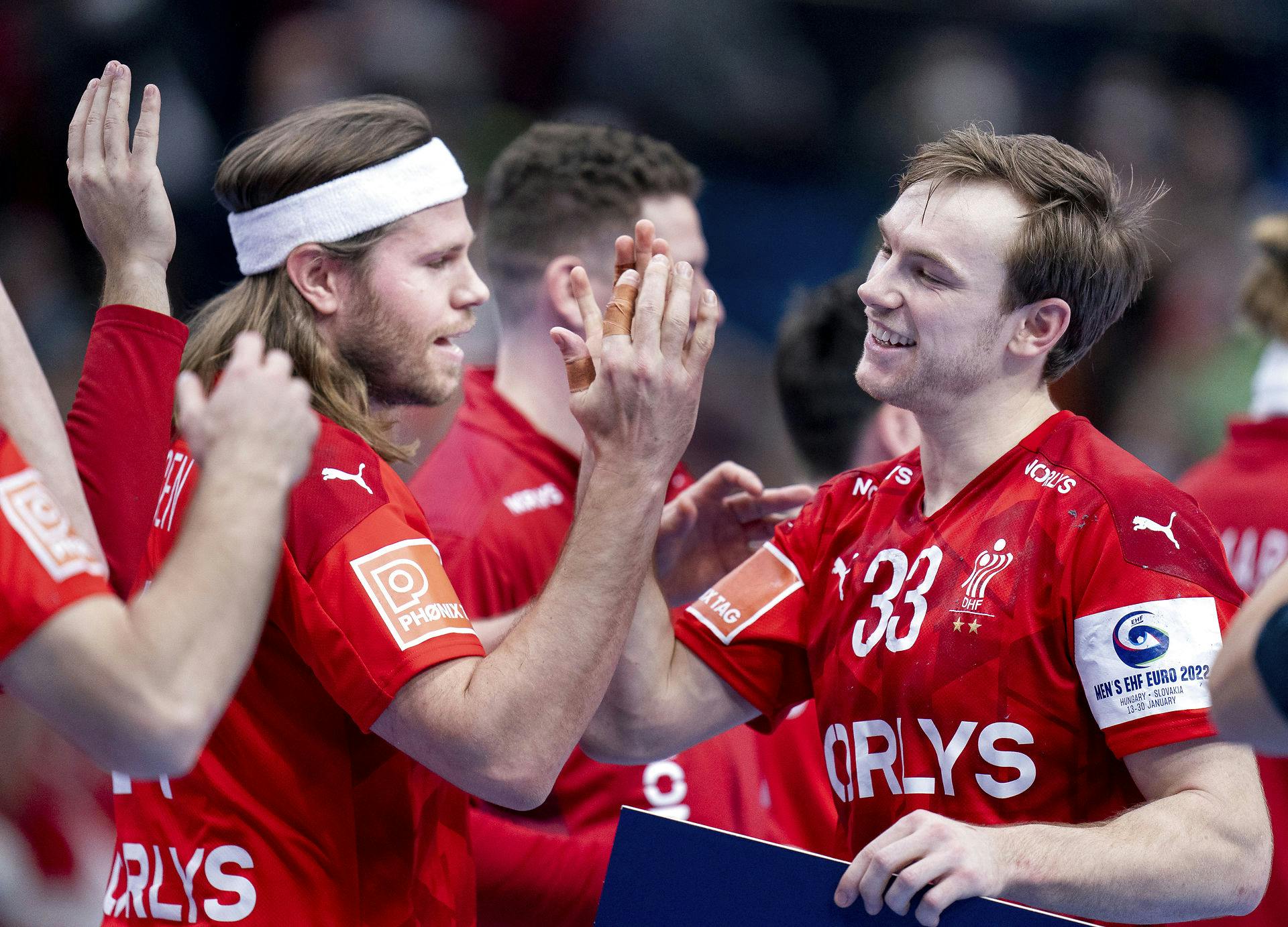 Mathias Gidsel og Mikkel Hansen har et sammenspil helt udover det sædvanlige. De finder hinanden i blinde, og modstandere ryger på halen.