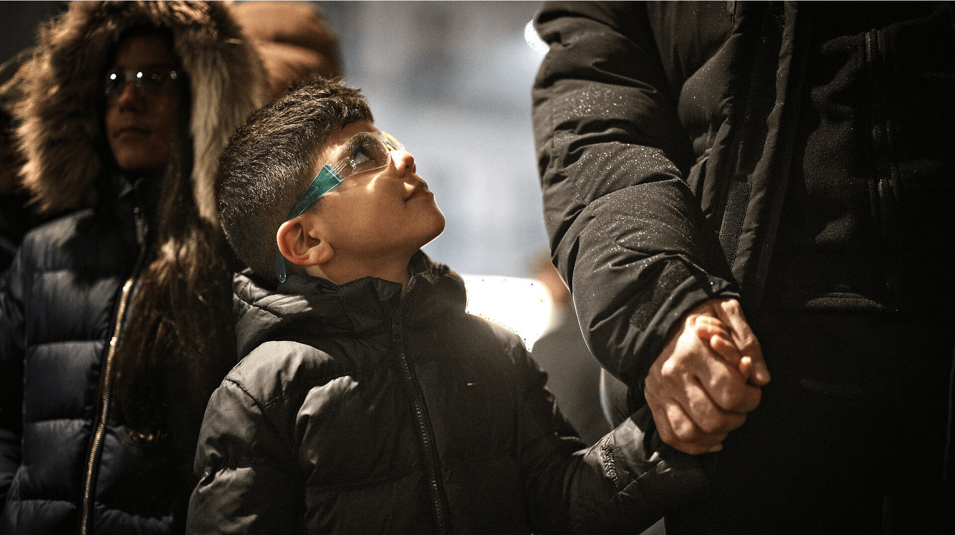 Sådan skal det være! På med sikkerhedsbrillerne - desværre glemte alt for mange af dem, som fik øjenskader i år, netop dette vigtige stykke "tilbehør" til en god nytårsfest.