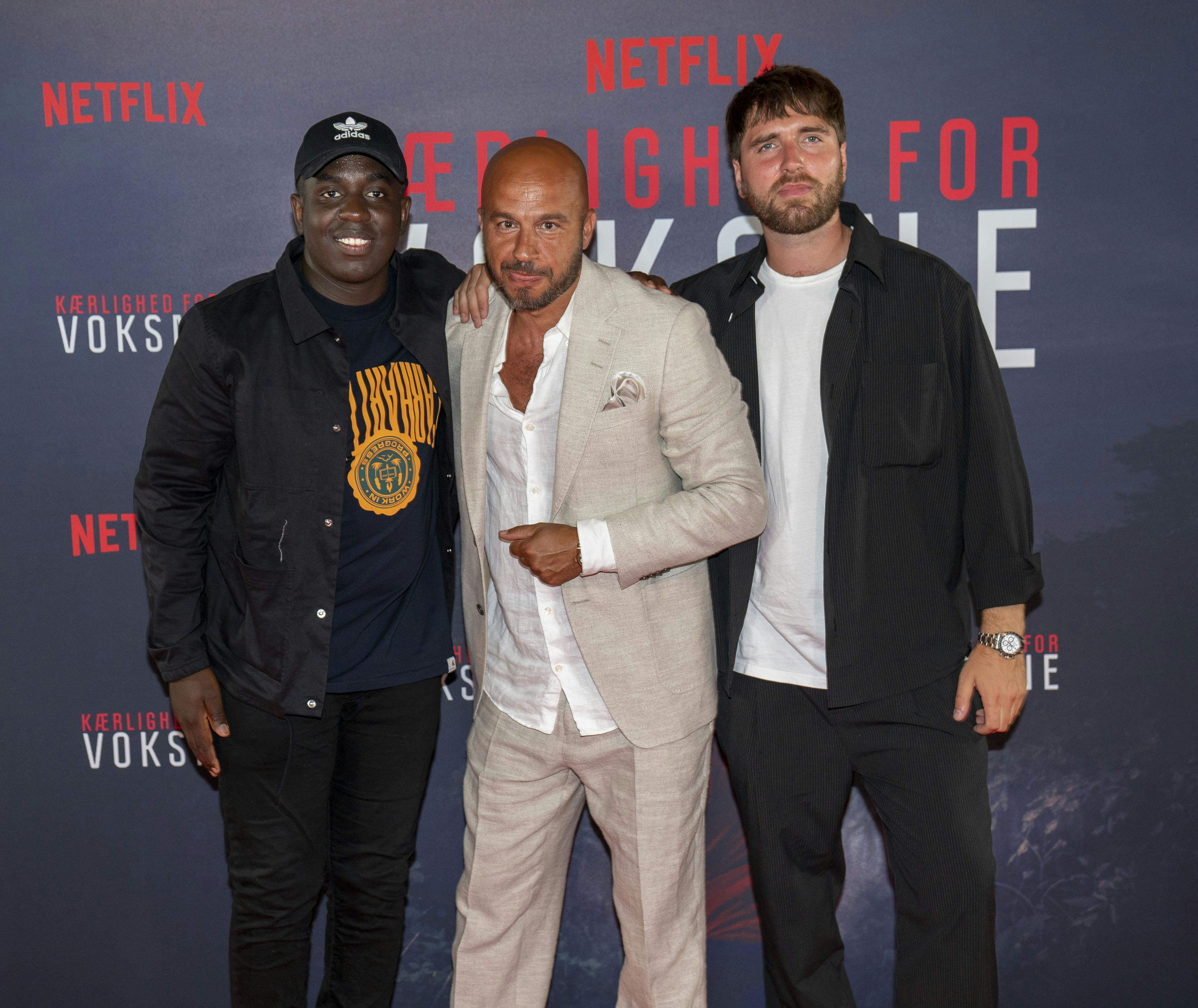 Dar Salim (i midten) med Melvin Kakooza og Malte Ebert til premieren på Netflix-hittet "Kærlighed for voksne" i september 2022.