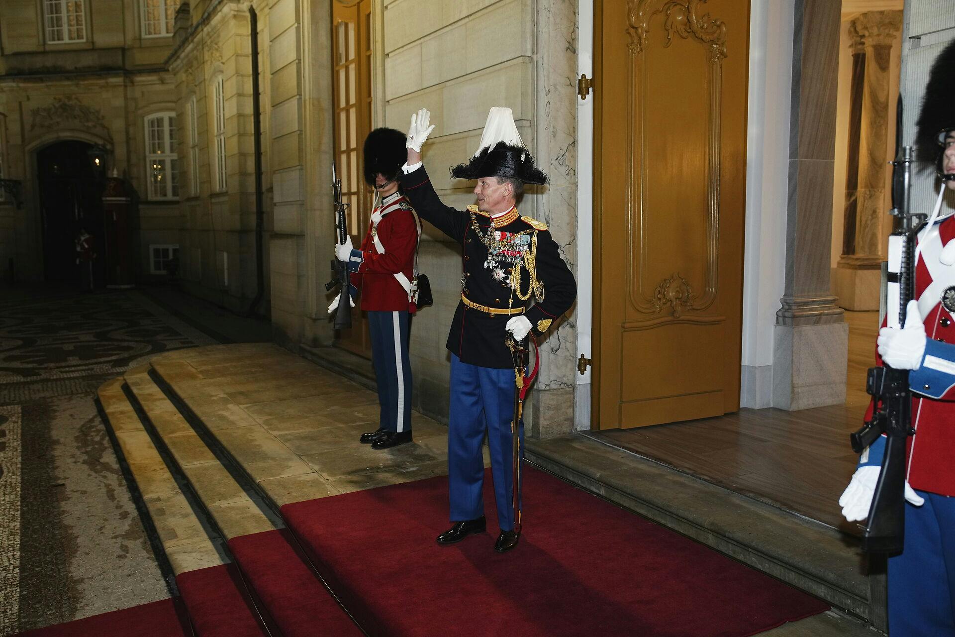 Prins Joachim er kommet alene, da Prinsesse Marie er hjemme med parrets syge søn, Henrik. Da Joachim ankom, råbte de fremmødte af ham som hyldest, og prinsen kvitterede med at vinke.