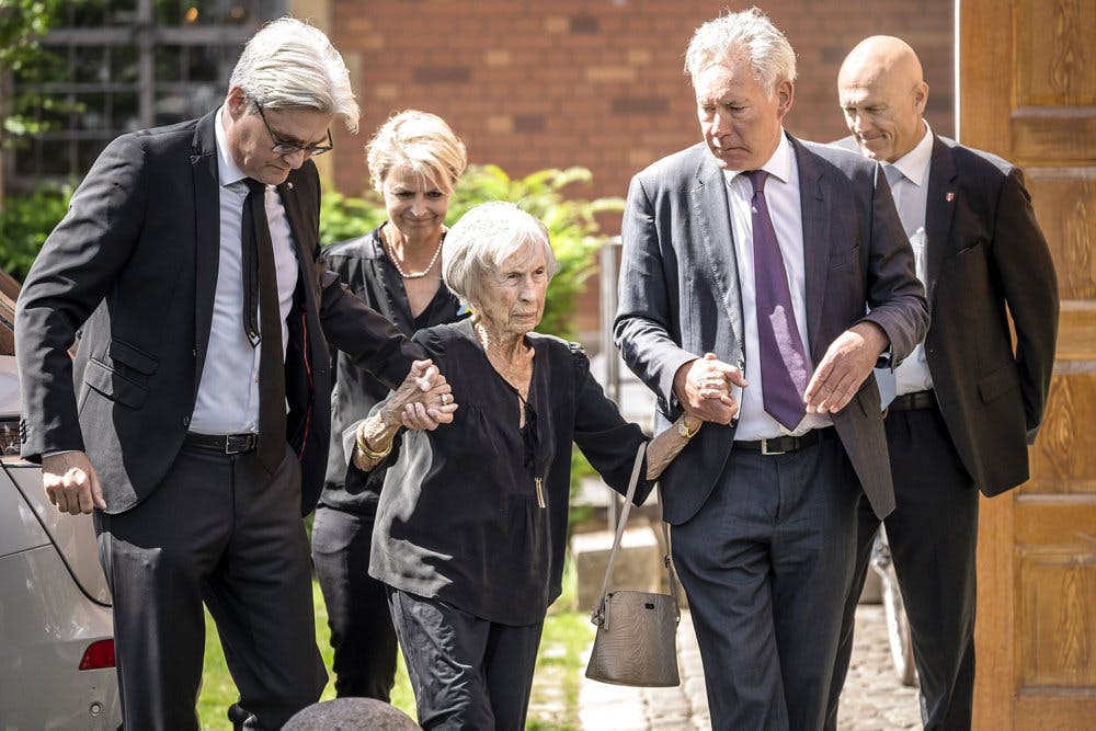 Lise Nørgaard blev 105 år. Her ses hun i juni sidste år ved tidligere udenrigsminister Uffe Ellemann-Jensens bisættelse. Til venstre ses vennen Søren Pind, der er tidligere minister, og i baggrunden ses tidligere minister Lykke Friis.&nbsp;