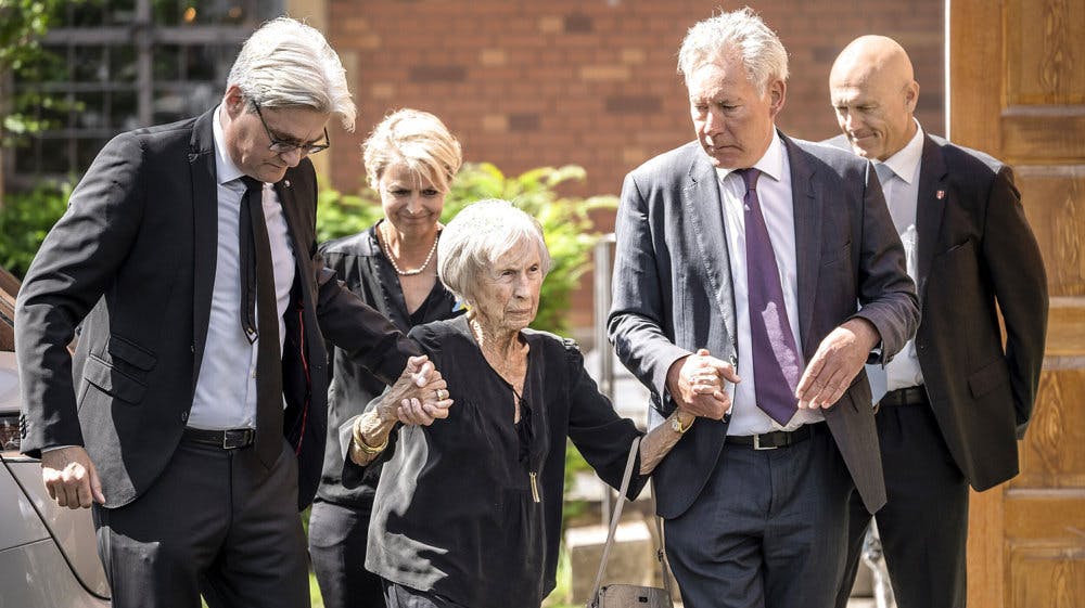 Lise Nørgaard blev 105 år. Her ses hun i juni sidste år ved tidligere udenrigsminister Uffe Ellemann-Jensens bisættelse. Til venstre ses vennen Søren Pind, der er tidligere minister, og i baggrunden ses tidligere minister Lykke Friis.&nbsp;