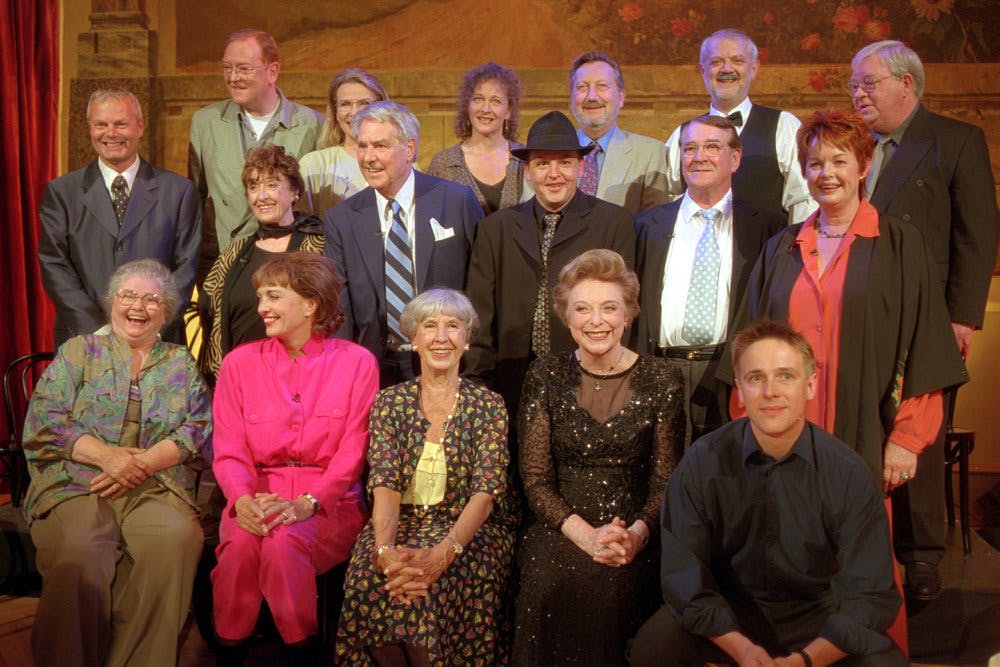 Skuespillere fra Matador ses her i 1998 sammen med Lise Nørgaard, der sidder nederst i midten. Malene Schwartz er nummer to fra venstre nederst, mens Per Pallesen står øverst som nummer to fra højre.