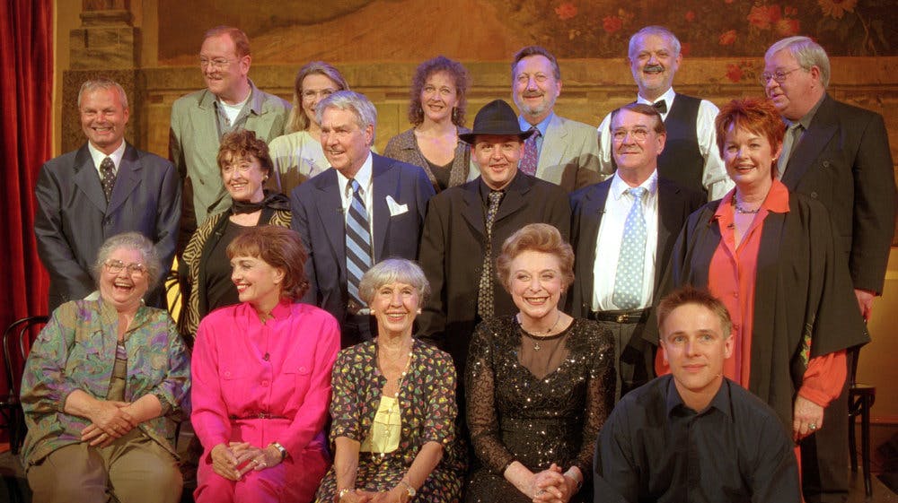 Skuespillere fra Matador ses her i 1998 sammen med Lise Nørgaard, der sidder nederst i midten. Malene Schwartz er nummer to fra venstre nederst, mens Per Pallesen står øverst som nummer to fra højre.