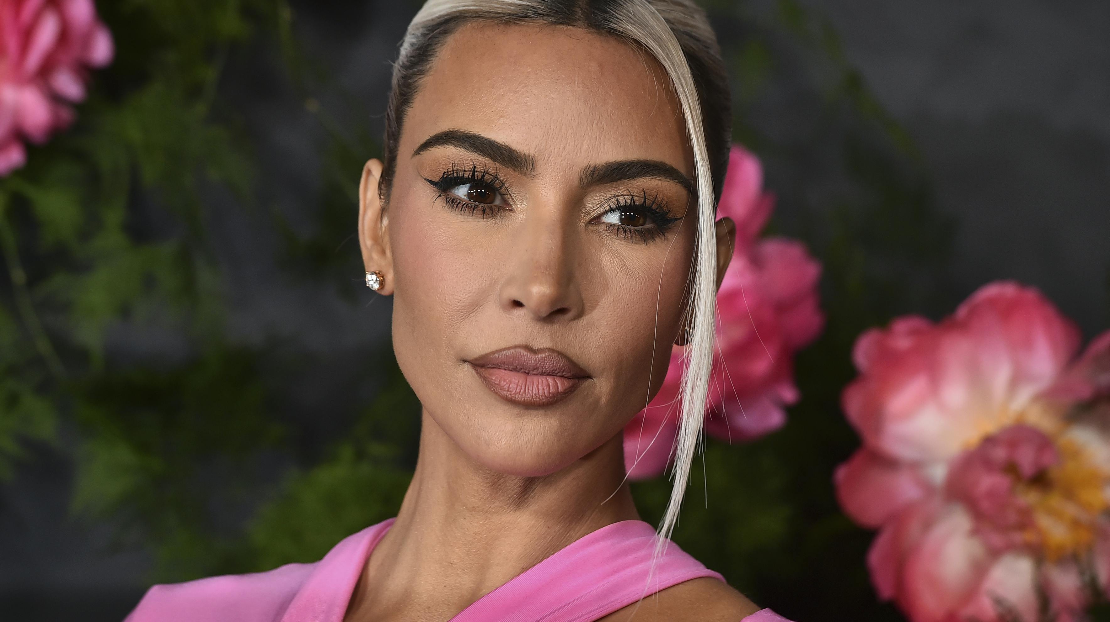 Noget tyder på, at Kim Kardashian vil forsøge at skrue ned for mængden af arbejde og op for hygge og afslapning.